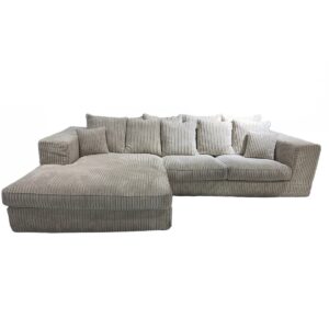 Komfortables Sofa Amsterdam mit Breitcord-Bezug in einem eleganten Wohnzimmer.