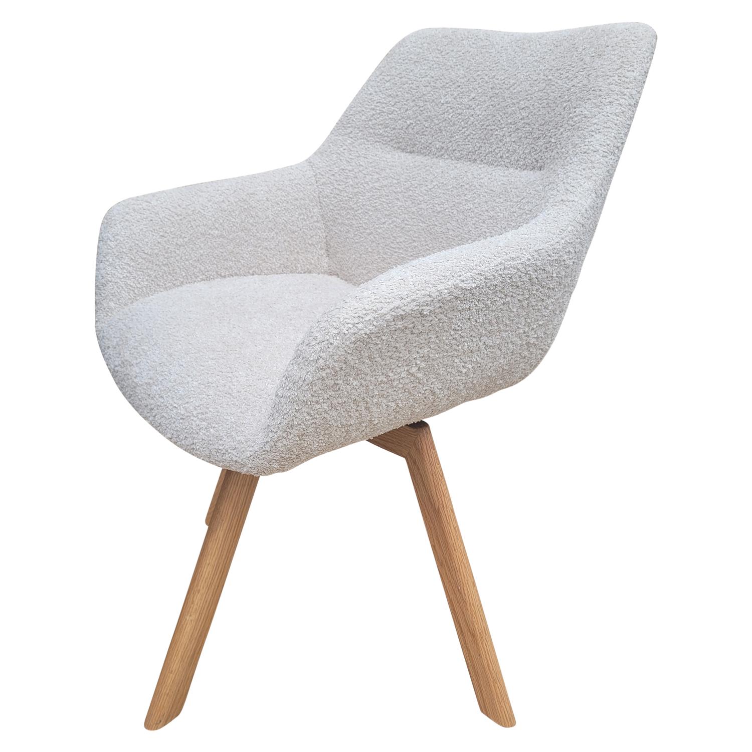 20250822_145313-jpg Cremefarbener Drehstuhl Sven mit dunklen Holzbeinen